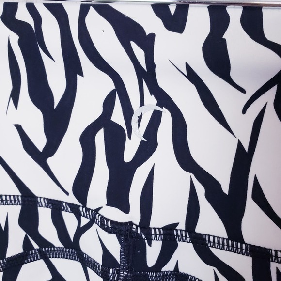 ZYIA Active Size 6-8 Safari Brilliant  Zebra Print Hi-Rise 7/8 Leggings Pockets - Picture 7 of 10